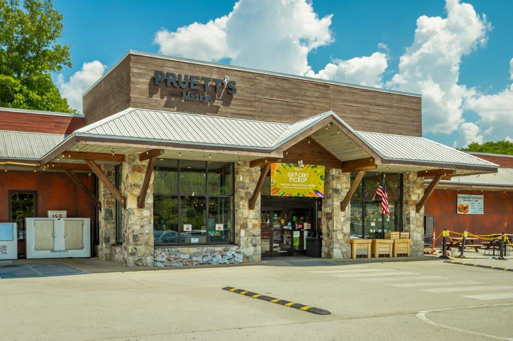 Picture of Pruett's Grocery store in Signal Mountain, TN. Building has a flat top with stone siding.