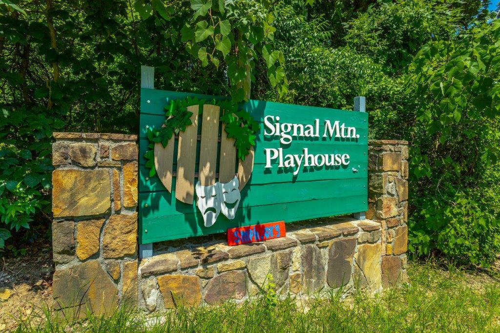 Photo of the Signal Mountain Playhouse sign. Green sign